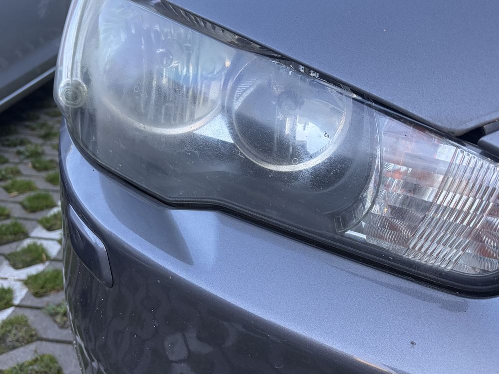 Mitsubishi Lancer · prawa lampa — przed regeneracją