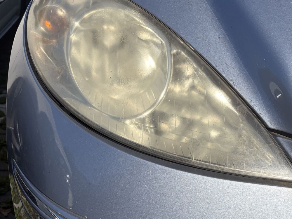 Mercedes A-klasa · prawa lampa — przed regeneracją